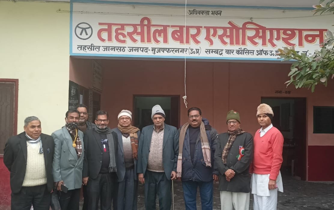 जानसठ बार संघ में ध्वजारोहण करते अध्यक्ष व सचिव तथा अधिवक्तागण जानसठ बार संघ में ध्वजारोहण करते अध्यक्ष व सचिव तथा अधिवक्तागण