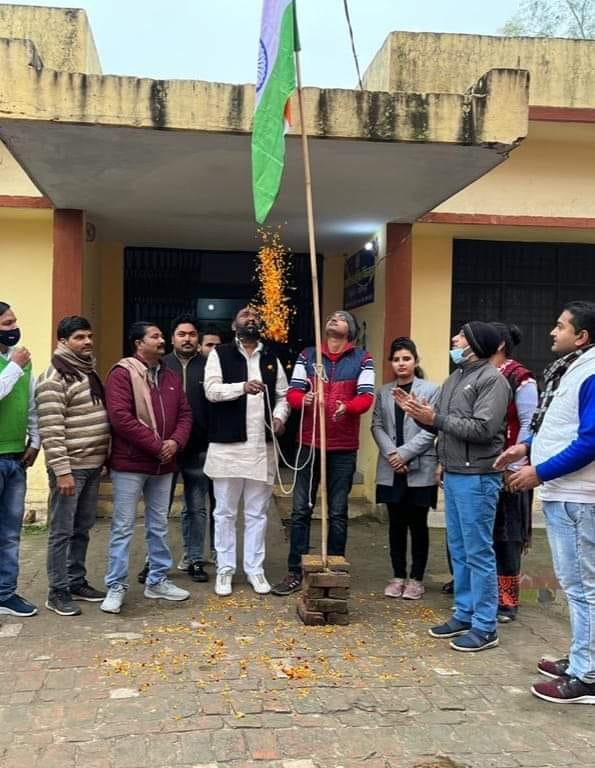बड़गांव पीएचसी राष्ट्रीय ध्वज फहराते ग्राम प्रधान शिवकुमार सिंह राणा बड़गांव पीएचसी राष्ट्रीय ध्वज फहराते ग्राम प्रधान शिवकुमार सिंह राणा