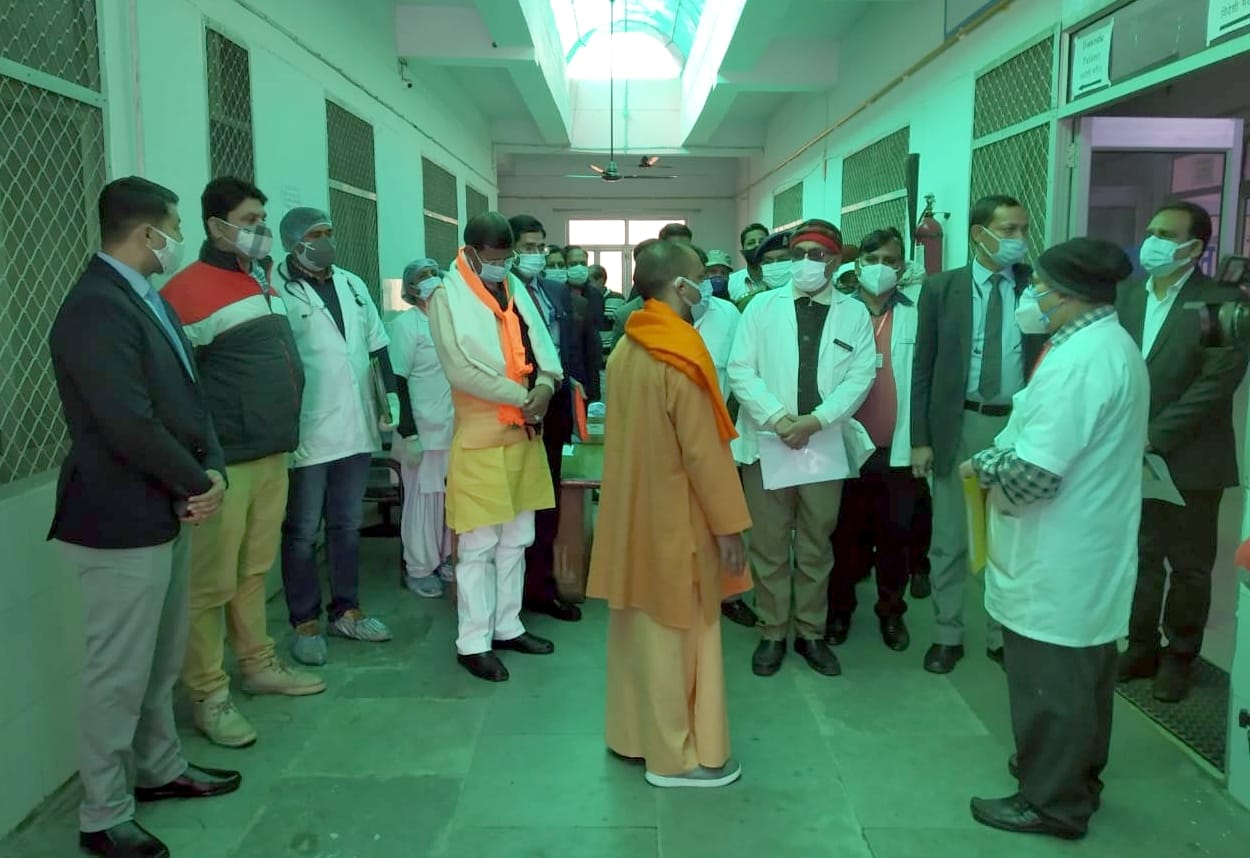 बिजनौर जिला अस्पताल में पीकू वार्ड के निरीक्षण के दौरान जानकारी लेते मुख्यमंत्री योगी आदित्यना? बिजनौर जिला अस्पताल में पीकू वार्ड के निरीक्षण के दौरान जानकारी लेते मुख्यमंत्री योगी आदित्यना?