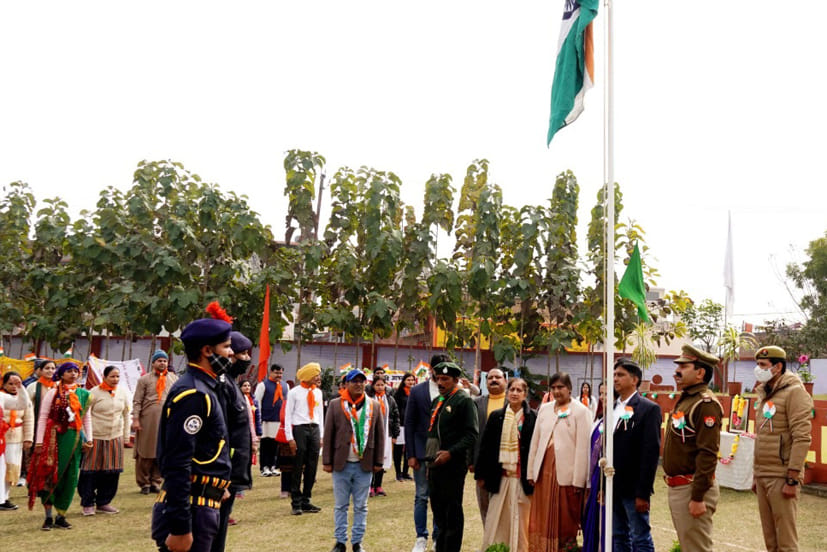 देवबंद के दून वैली पब्लिक स्कूल में गणतंत्र दिवस पर ध्वाजारोहण करते अतिथि देवबंद के दून वैली पब्लिक स्कूल में गणतंत्र दिवस पर ध्वाजारोहण करते अतिथि