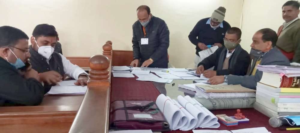 महोबा सीट से कांग्रेस प्रत्याशी चौ. सागर सिंह नामांकन दाखिल करते हुए। महोबा सीट से कांग्रेस प्रत्याशी चौ. सागर सिंह नामांकन दाखिल करते हुए।