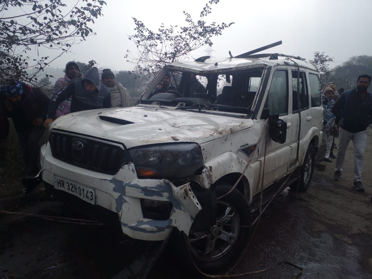 पानीपत। नहर से बाहर निकाली गई स्कार्पियो गाड़ी। पानीपत। नहर से बाहर निकाली गई स्कार्पियो गाड़ी।
