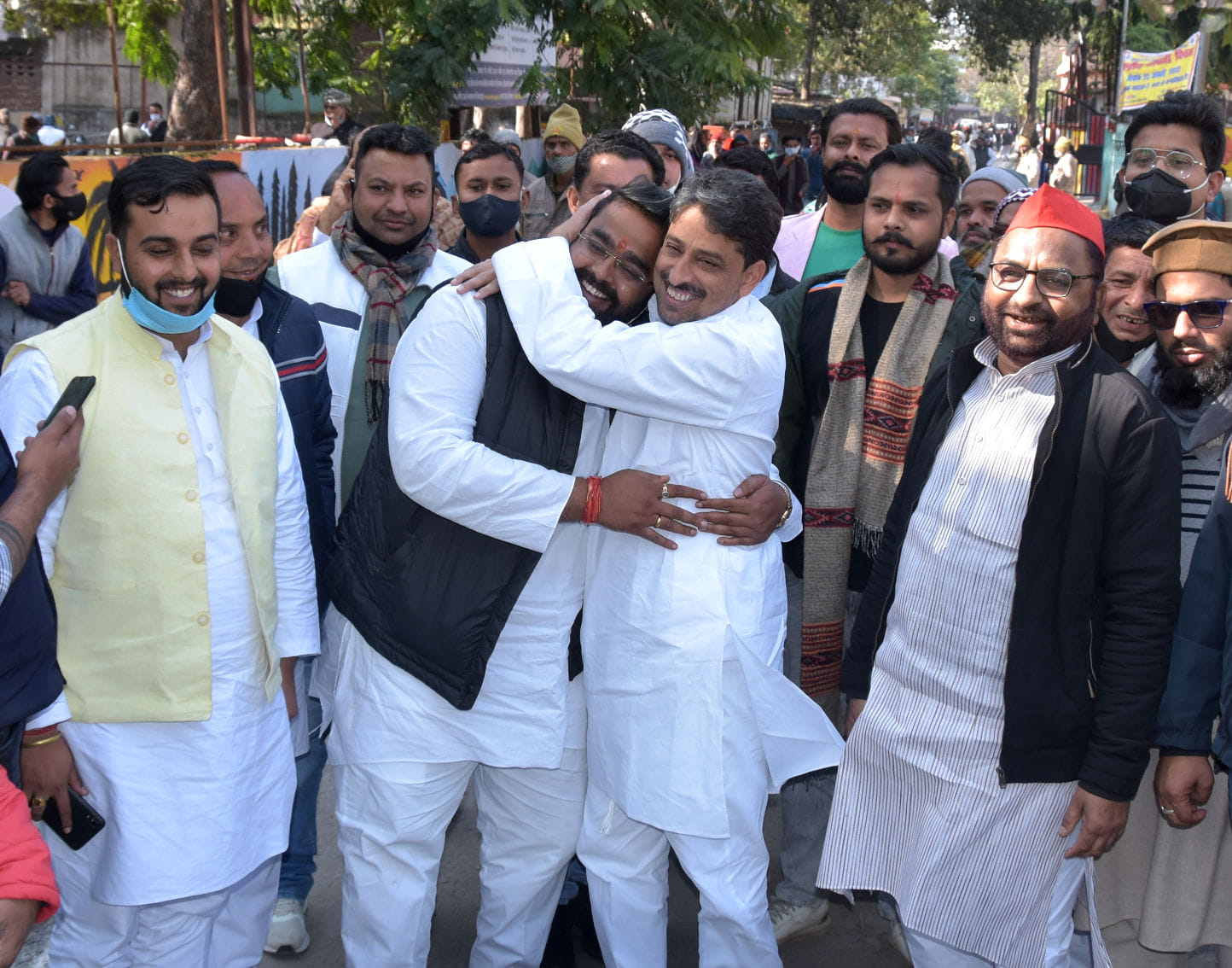 देवबंद से कलेक्ट्रेट में नामांकन करने पहुंचे सपा प्रत्याशी कार्तिकेय राणा को गले लगाते इमरान मस