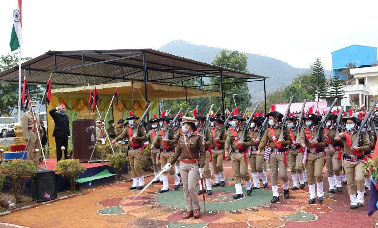 बागेश्वर पुलिस लाइन में परेड की सलामी लेते डीएम। विज्ञप्ति बागेश्वर पुलिस लाइन में परेड की सलामी लेते डीएम। विज्ञप्ति