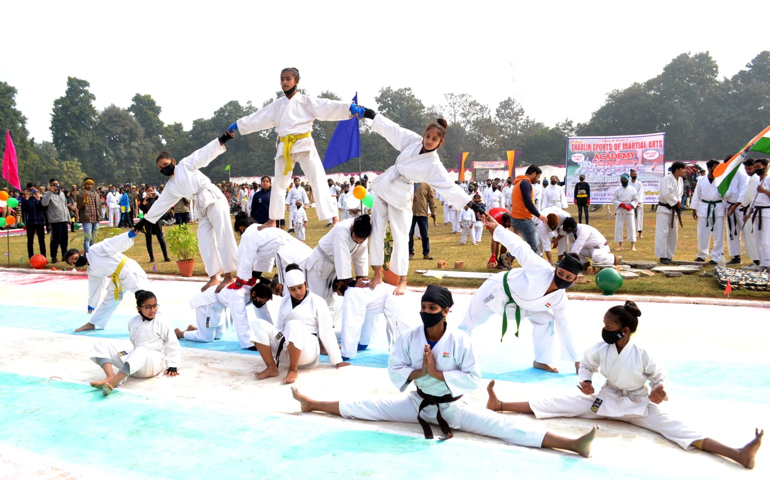 गणतंत्र दिवस पर सांस्कृतिक कार्यक्रम पेश करते बच्चे गणतंत्र दिवस पर सांस्कृतिक कार्यक्रम पेश करते बच्चे