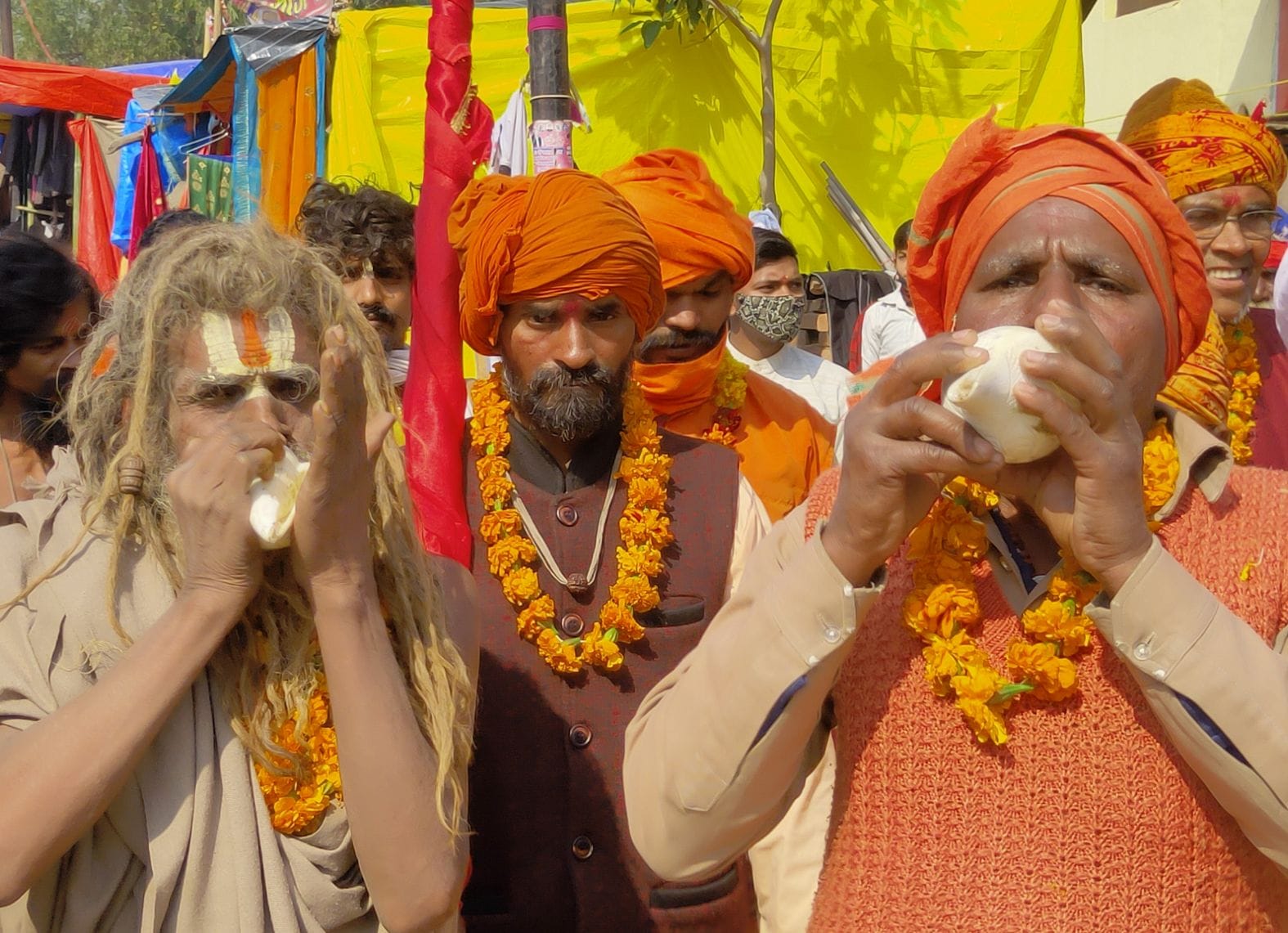 शोभायात्रा में शंख बजाते साधु। संवाद शोभायात्रा में शंख बजाते साधु। संवाद