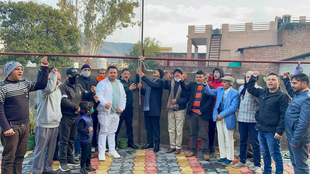 धमपुर: पूर्व विधायक बलवंत सिंह मनकोटिया द्वारा फहराया गया झंडा. धमपुर: पूर्व विधायक बलवंत सिंह मनकोटिया द्वारा फहराया गया झंडा.