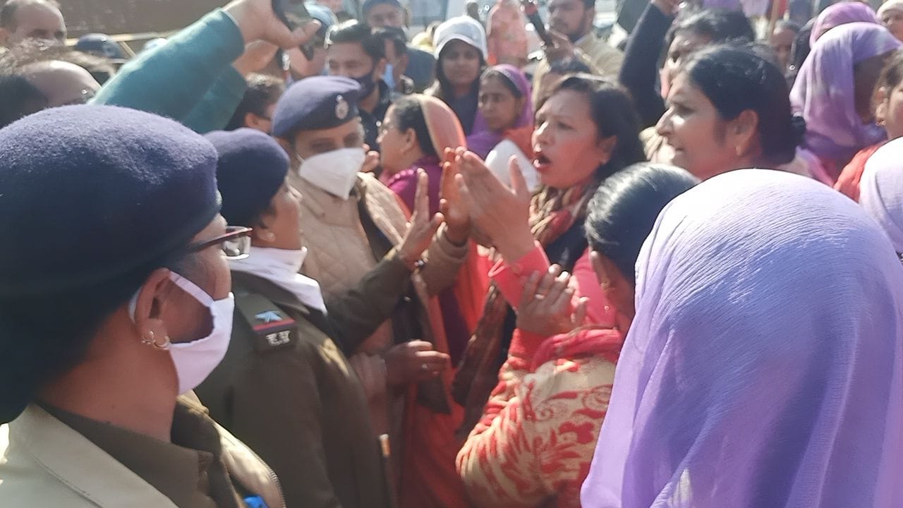 डिप्टी सीएम आवास की ओर जाने के प्रयास करते हुए आंगनबाड़ी वर्कर्स को रोकती पुलिस। डिप्टी सीएम आवास की ओर जाने के प्रयास करते हुए आंगनबाड़ी वर्कर्स को रोकती पुलिस।