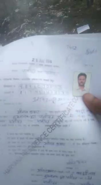 पानीपत। नहर किनारे पडे़ हुए प्रमाण पत्र दिखाते हुए। पानीपत। नहर किनारे पडे़ हुए प्रमाण पत्र दिखाते हुए।