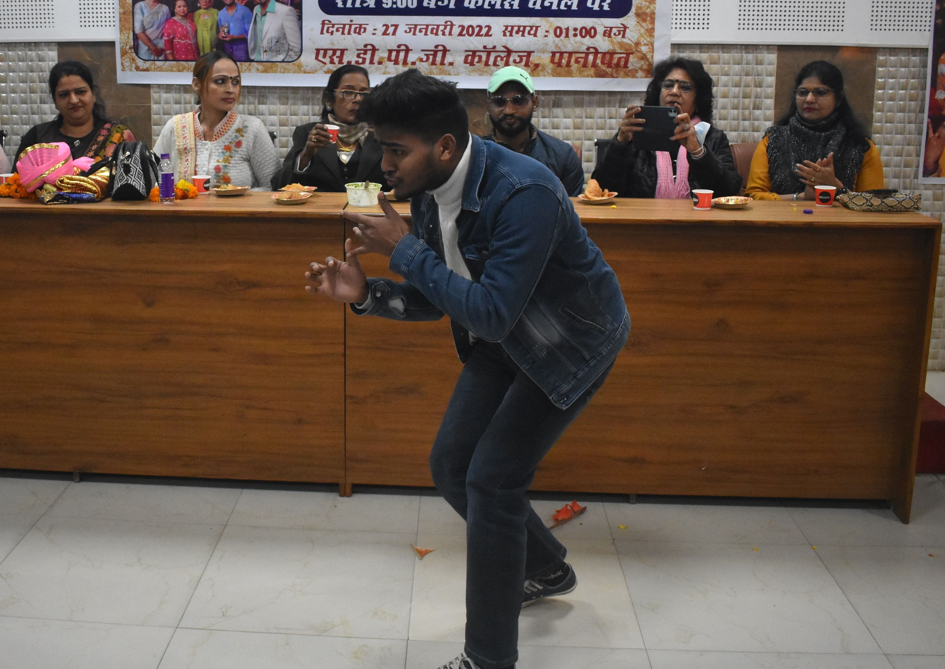 पानीपत। एसडी कॉलेज में हर्ष राणा के स्वागत में आयोजित कार्यक्रम में डांस करता हुआ हर्ष राणा।