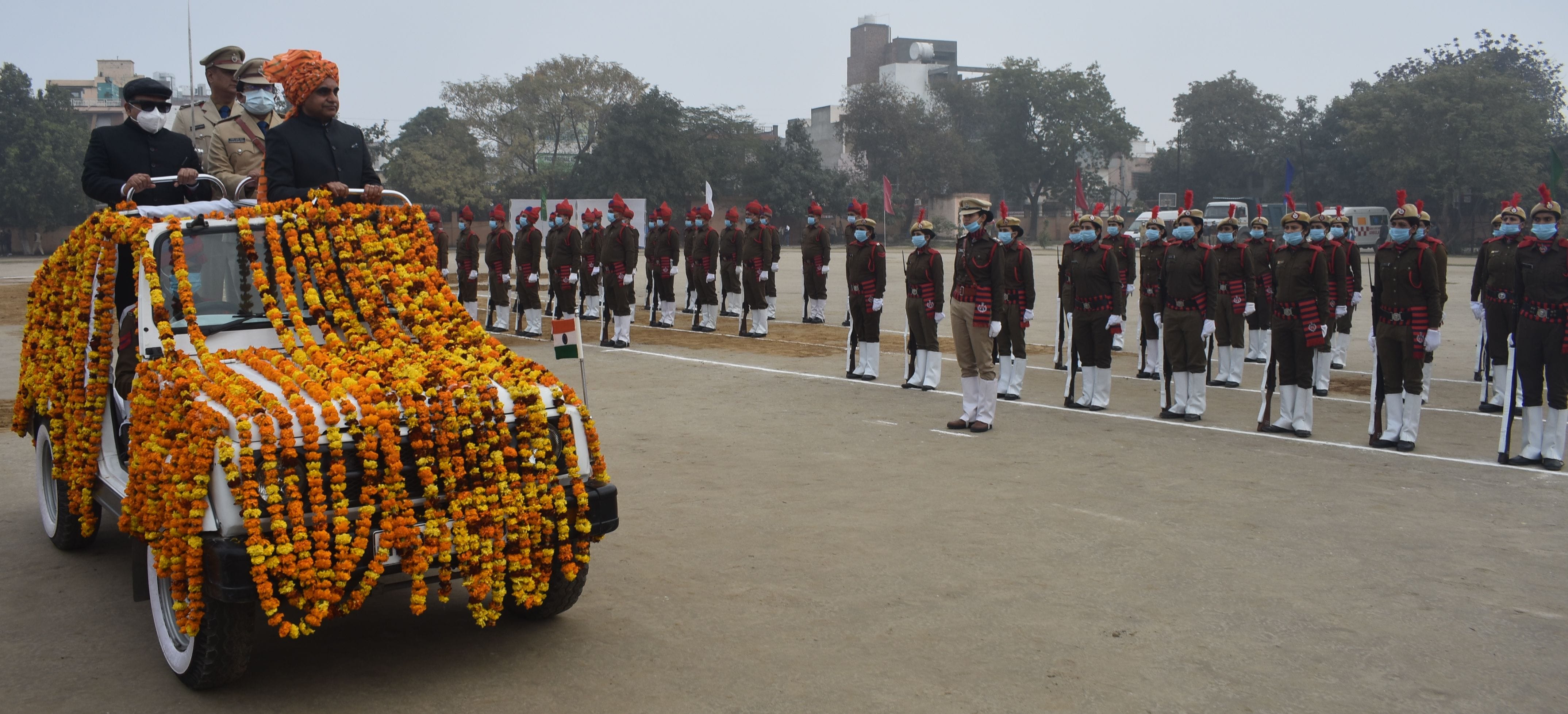 पानीपत। पानीपत शिवाजी स्टेडियमम में परेड का निरक्षण करते हुए करनाल मंडल आयुक्त संजीव वर्मा व सा? पानीपत। पानीपत शिवाजी स्टेडियमम में परेड का निरक्षण करते हुए करनाल मंडल आयुक्त संजीव वर्मा व सा?