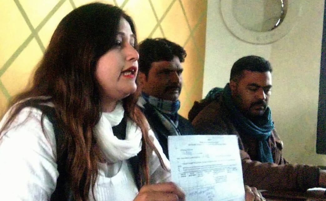 पत्रकारों से वार्ता करती फरहा नईम। संवाद 