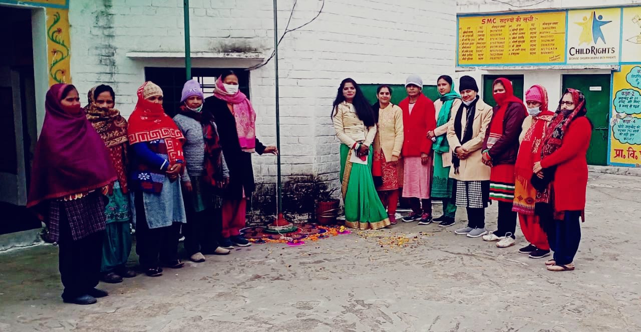 प्राथमिक स्कूल में ध्वजारोहण करती अभिभावक और अध्यापिकाएं प्राथमिक स्कूल में ध्वजारोहण करती अभिभावक और अध्यापिकाएं
