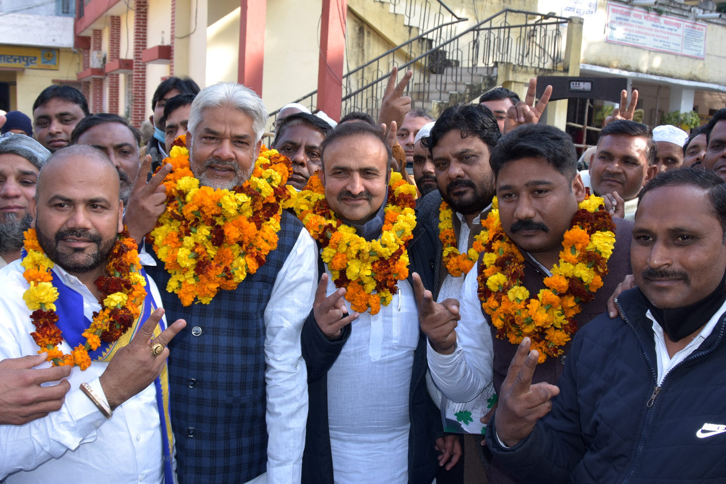 कलेक्ट्रेट में नामांकन करने पहुंचे गंगोह से आजाद समाज पार्टी के प्रत्याशी मौसम अली राणा व सहारन?