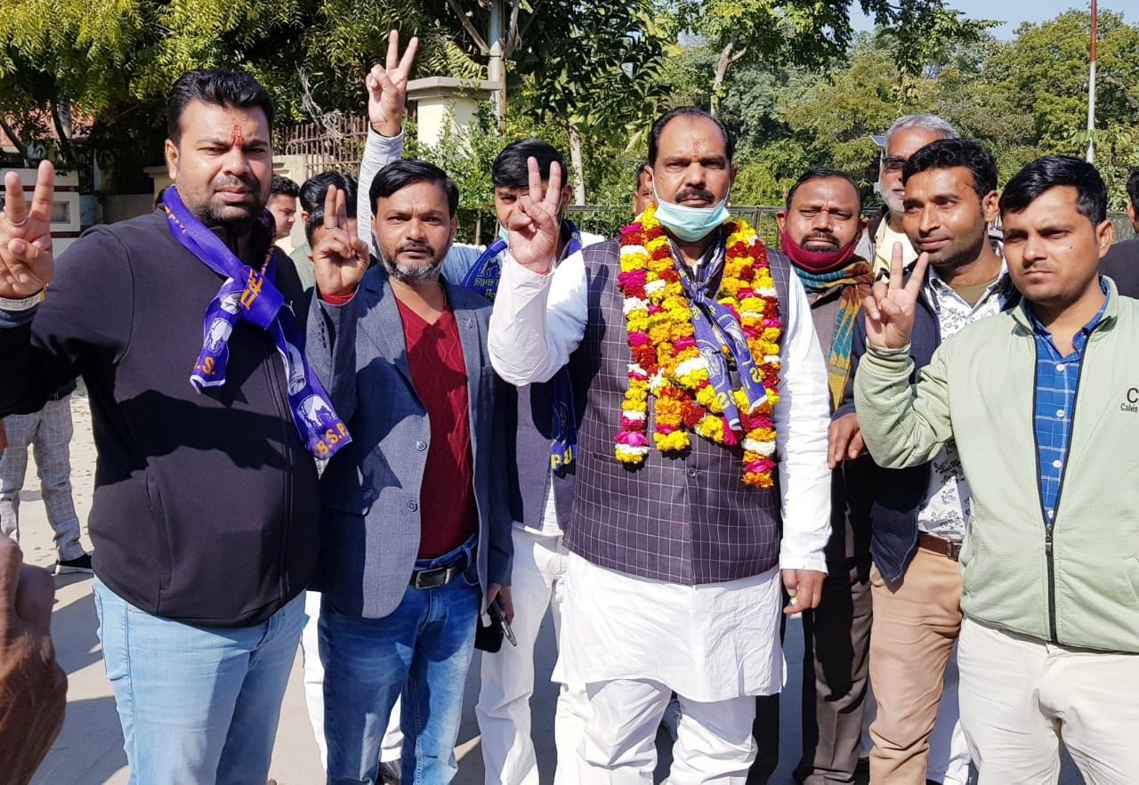 नामांकन करके कलक्ट्रेट से बाहर आए पूर्व विधायक अजय यादव।संवाद नामांकन करके कलक्ट्रेट से बाहर आए पूर्व विधायक अजय यादव।संवाद