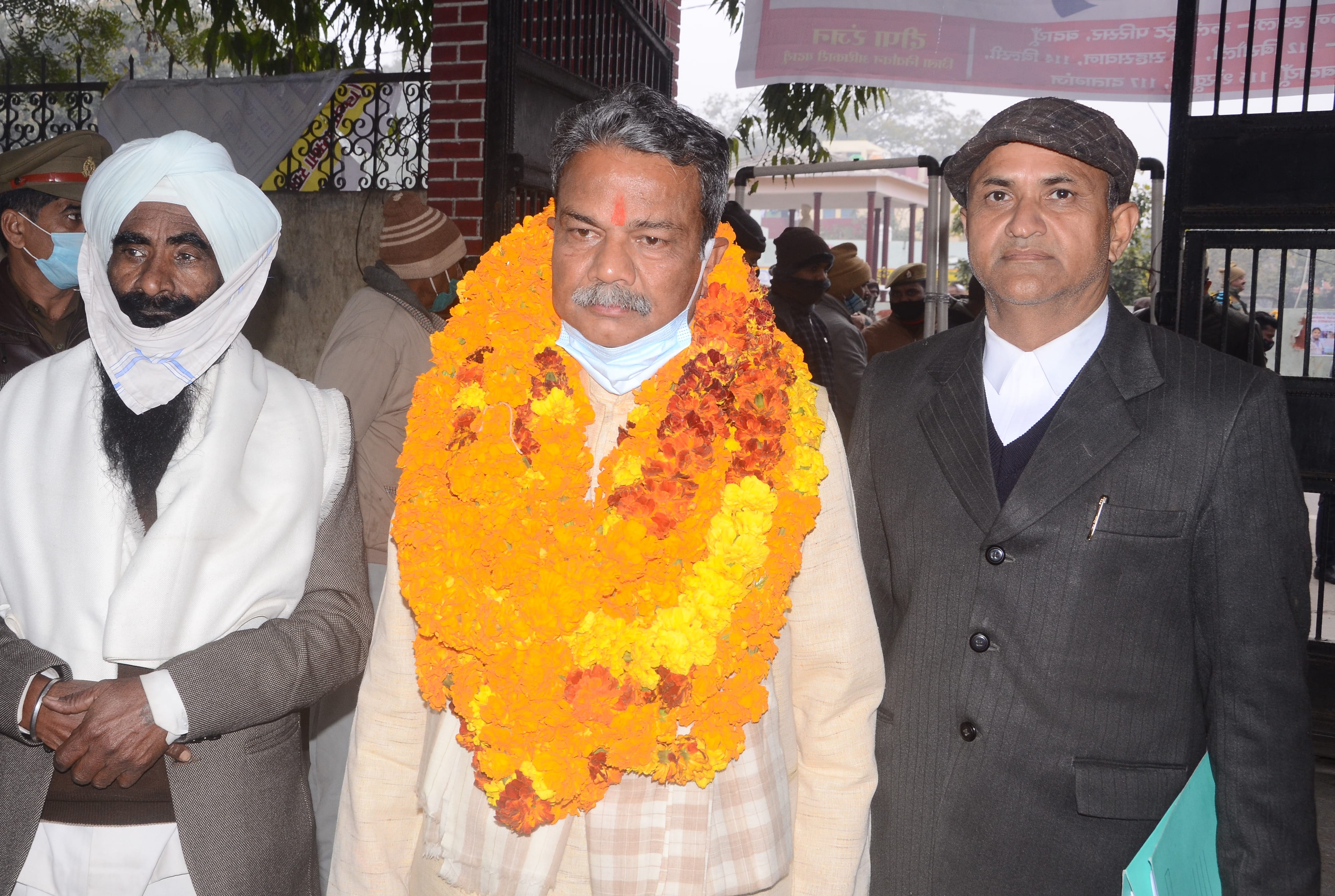 नामांकन दाखिल करने पहुंचे बसपा के राजेश कुमार सिंह। संवाद नामांकन दाखिल करने पहुंचे बसपा के राजेश कुमार सिंह। संवाद
