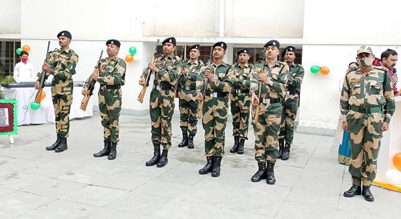 गणतंत्र दिवस समारोह में शस्त्रों से तिरंगे झंडे को सलामी देते बीएसएफ के जवान गणतंत्र दिवस समारोह में शस्त्रों से तिरंगे झंडे को सलामी देते बीएसएफ के जवान