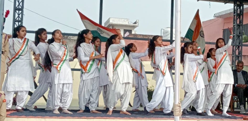 ोला के कृषक समाज इंटर कॉलेज में कार्यक्रम पेश करती छात्राएं ोला के कृषक समाज इंटर कॉलेज में कार्यक्रम पेश करती छात्राएं