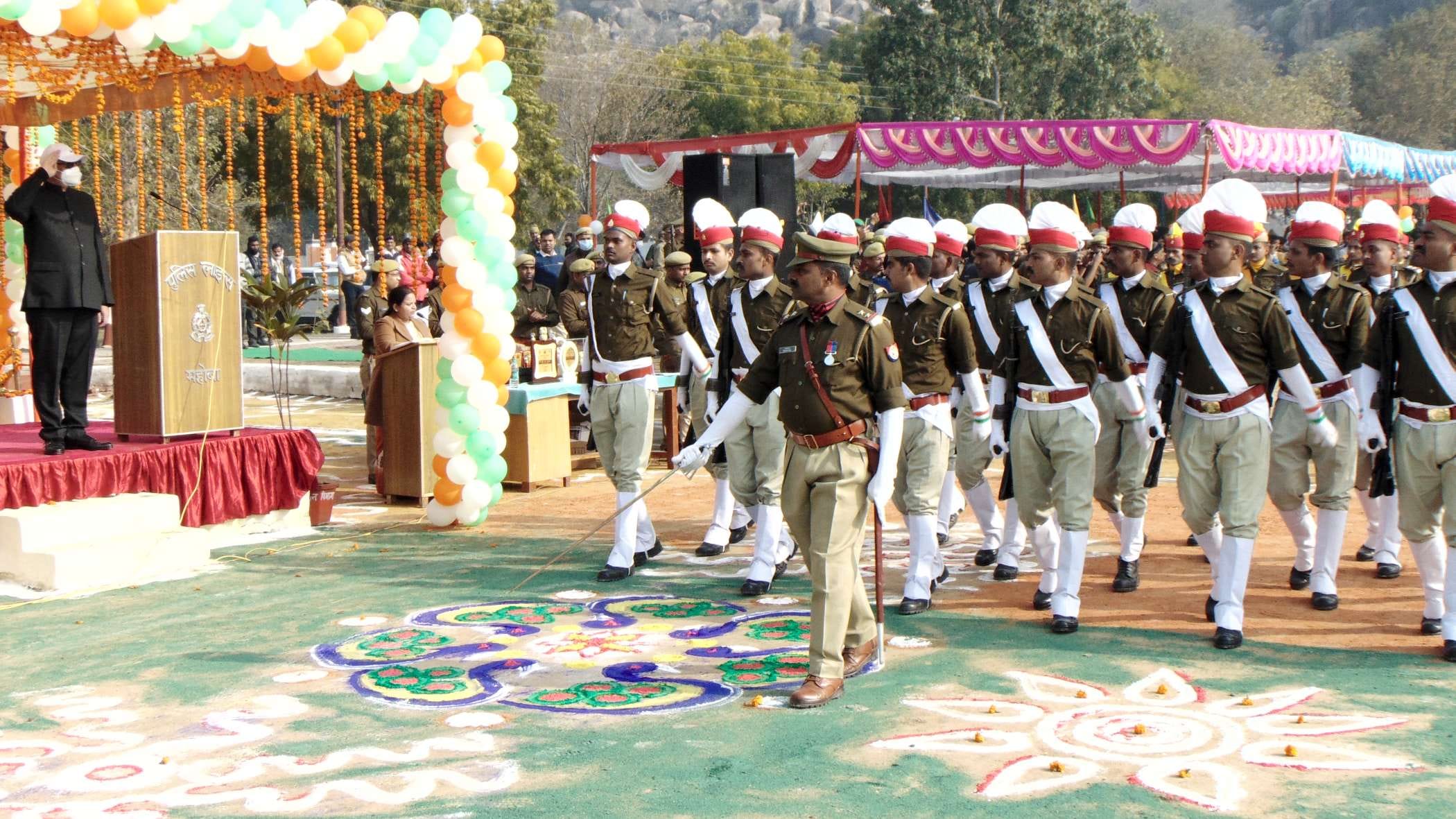परेड की सलामी लेते मुख्य अतिथि डीएम मनोज कुमार। परेड की सलामी लेते मुख्य अतिथि डीएम मनोज कुमार।