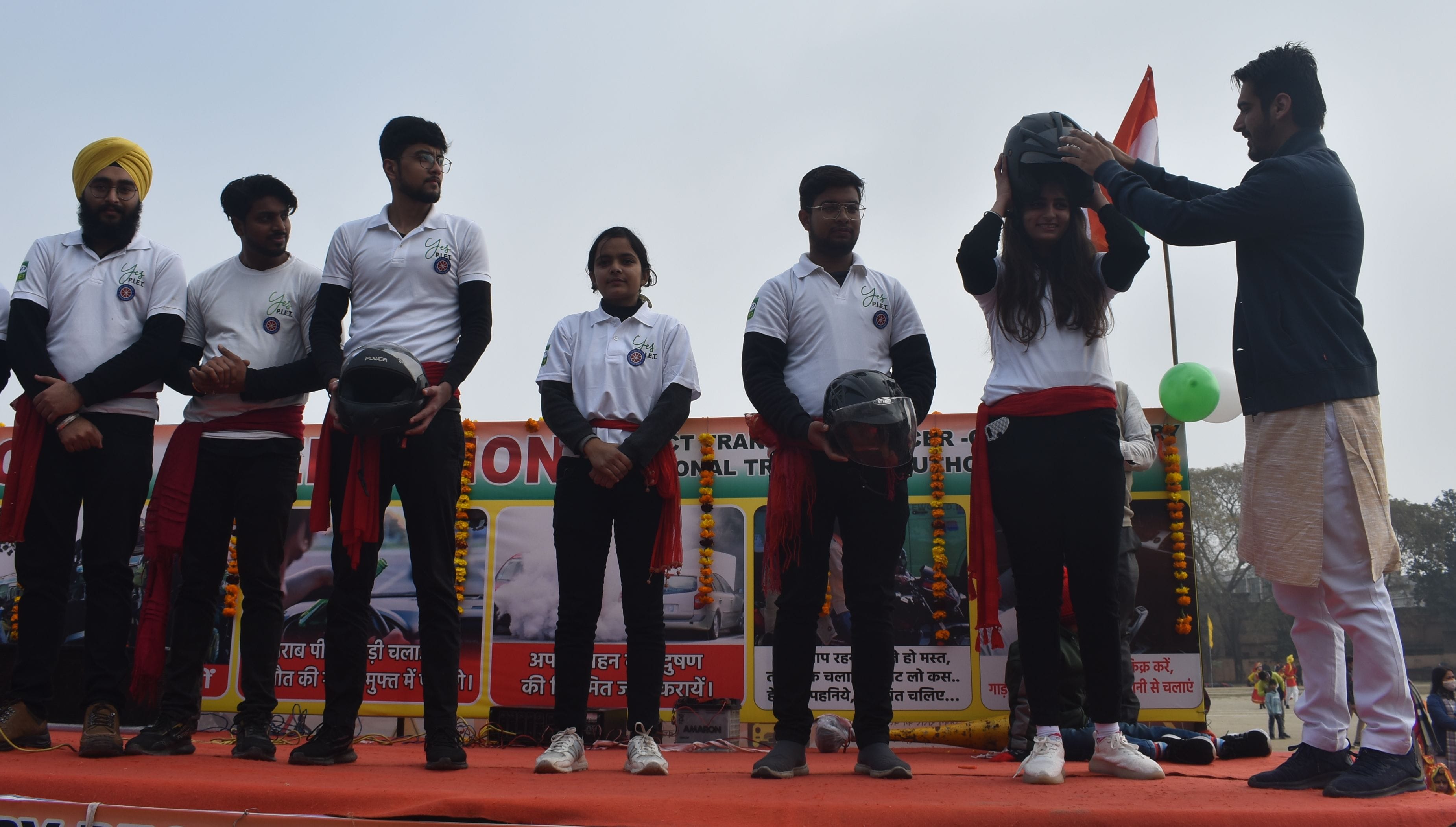पानीपत। ट्रैफिक के नियम की जागरूकत को लेकर निकली झांकी के दौरान सांसद संजय भाटिया के बेटे चांद भा पानीपत। ट्रैफिक के नियम की जागरूकत को लेकर निकली झांकी के दौरान सांसद संजय भाटिया के बेटे चांद भा