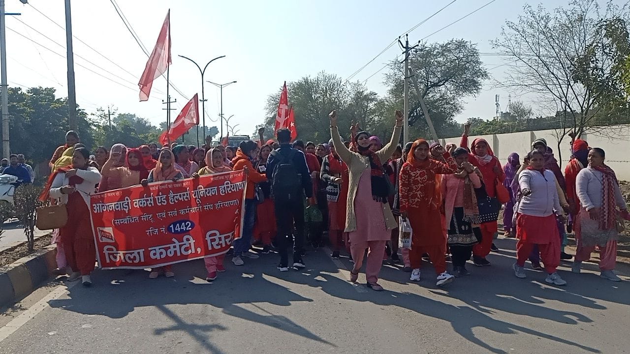 लघु सचिवालय से पुलिस लाइन की ओर जाती हुई प्रदर्शनकारी वर्कर्स। लघु सचिवालय से पुलिस लाइन की ओर जाती हुई प्रदर्शनकारी वर्कर्स।