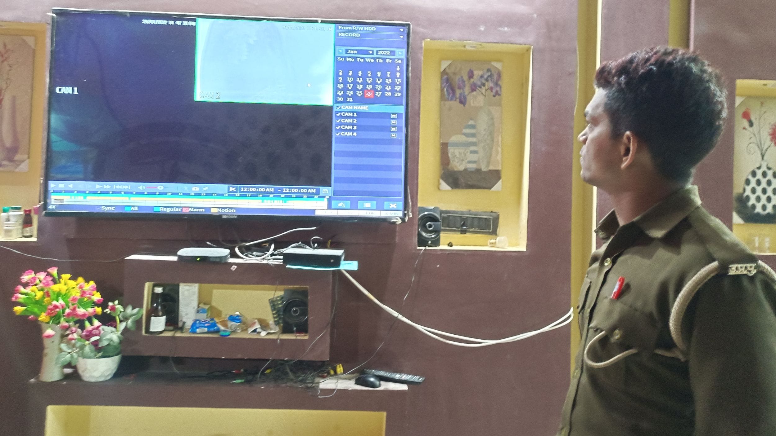सीसीटीवी फुटेज खंघालती पुलिस। संवाद
