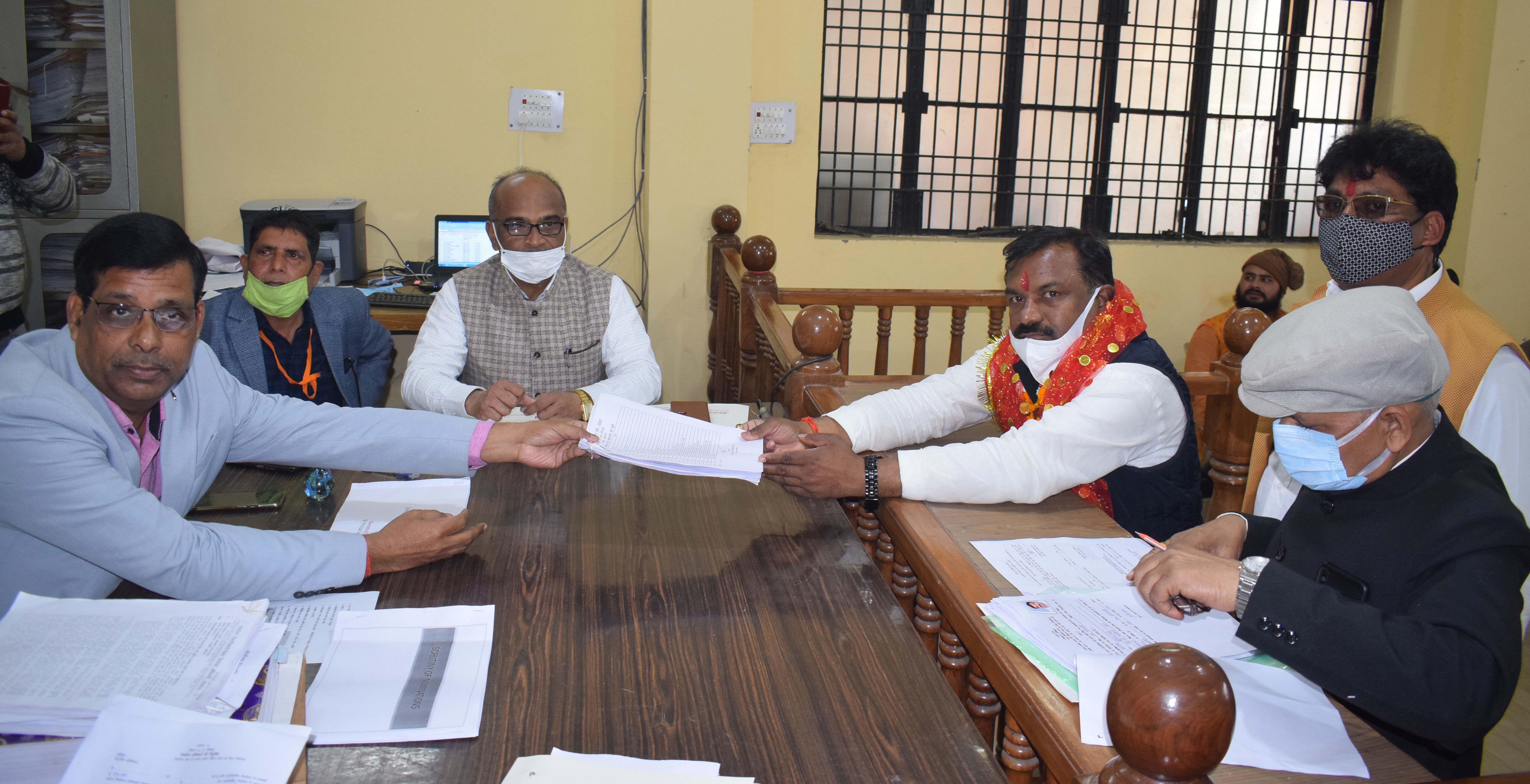 Le candidat du BJP Mamtesh Shakya dépose la nomination de Patiali Vidhan Sabha dans les locaux du Kasganj Collectorate.