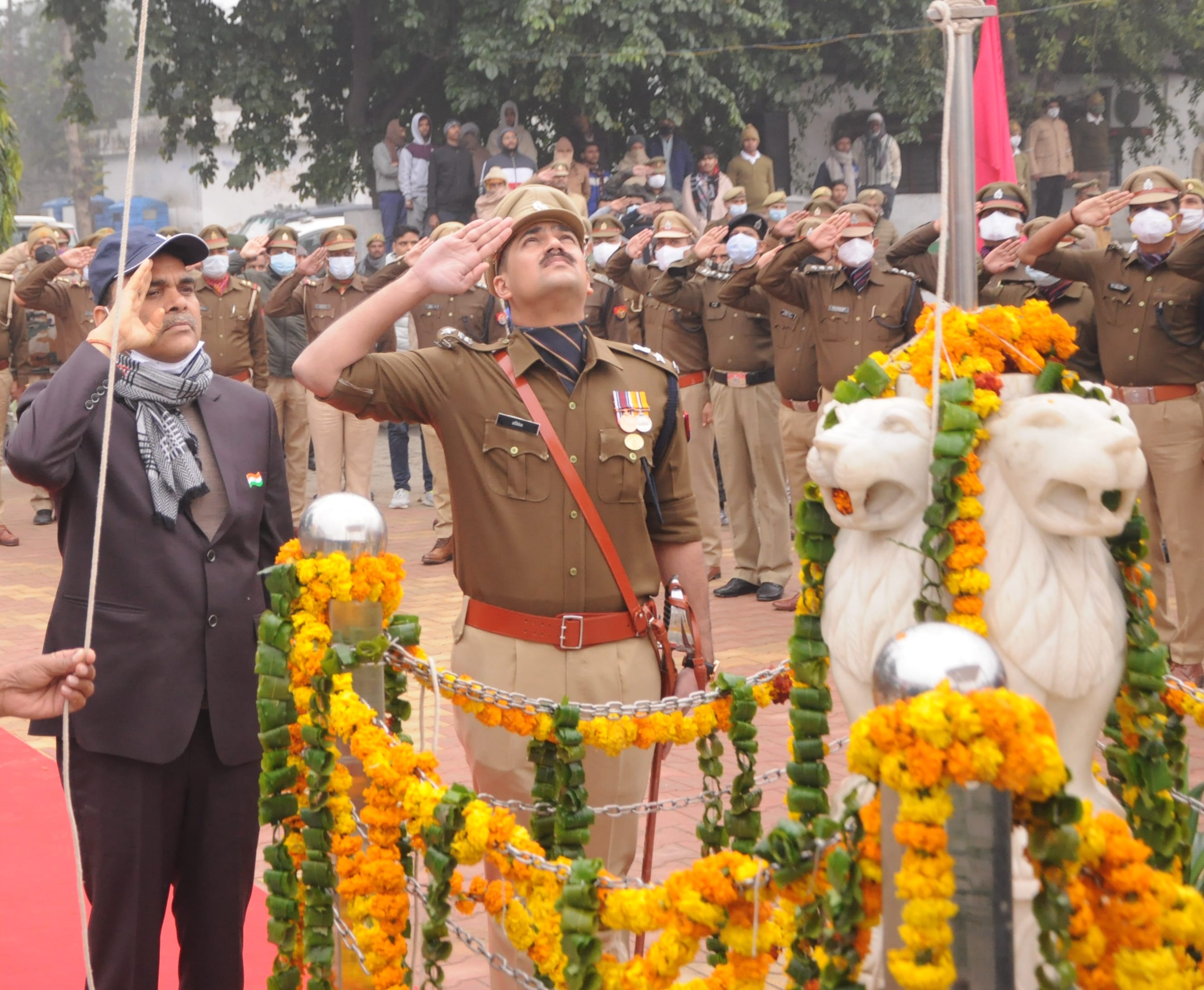 पुलिस लाइन में आयोजित गणतंत्र दिवस के कार्यक्रम में ध्वजारोहण करते डीएम।