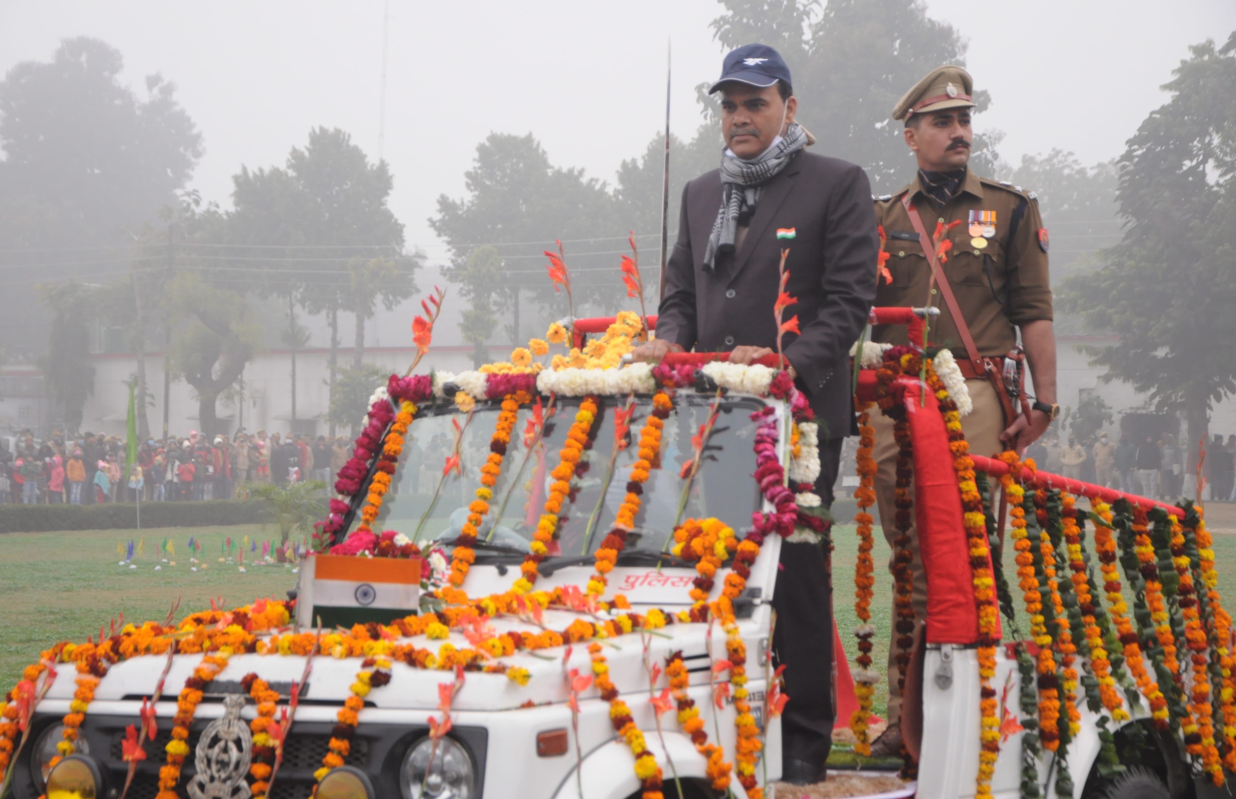 पुलिस लाइन में आयोजित गणतंत्र दिवस की परेड में सलामी लेते मुख्य अतिथि डीएम।