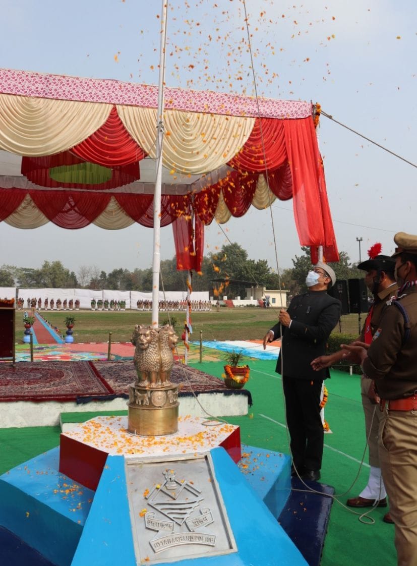 रुद्रपुर पुलिस लाइन में ध्वजारोहण करते डीएम। रुद्रपुर पुलिस लाइन में ध्वजारोहण करते डीएम।