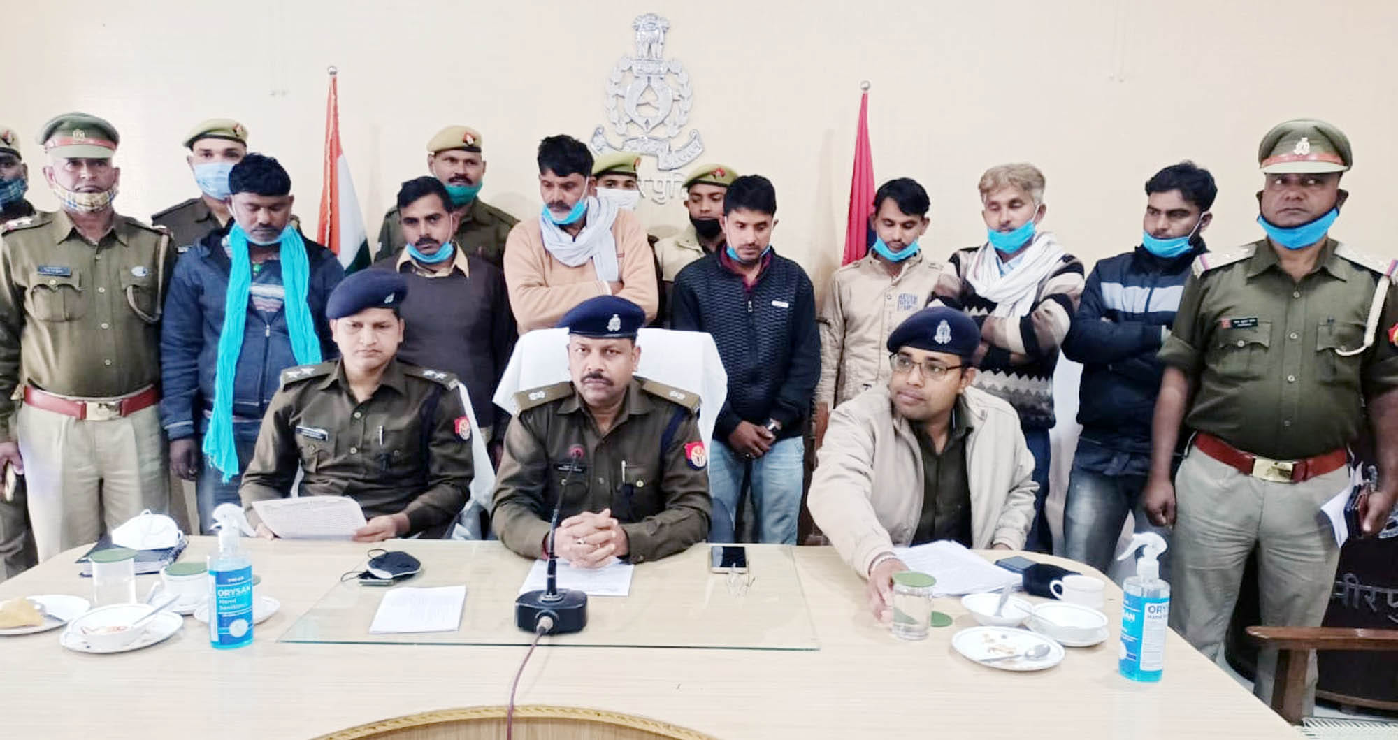 पुलिस लाइन सभागार में जानकारी देते एएसपी अनूप कुमार व पीछे खड़े सात आरोपी।