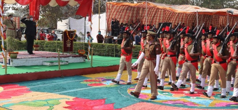 रुद्रपुर पुलिस लाइन में सलामी लेते डीएम व एसएसपी। रुद्रपुर पुलिस लाइन में सलामी लेते डीएम व एसएसपी।