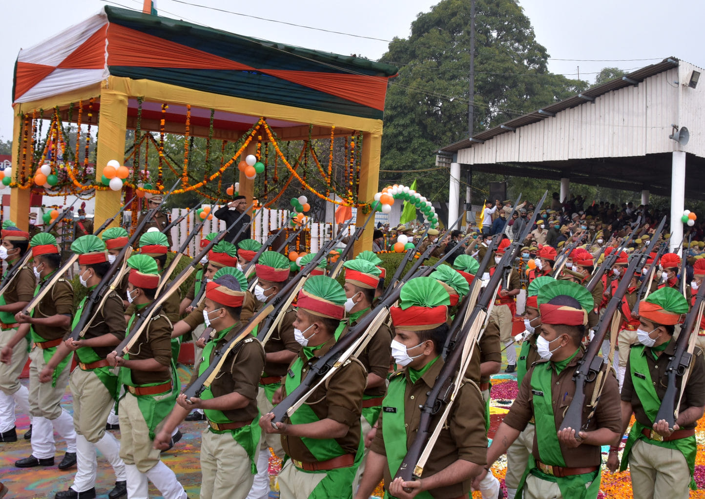 गणतंत्र दिवस पर पुलिस लाइन में परेड़ में भाग लेते पुलिस कर्मी गणतंत्र दिवस पर पुलिस लाइन में परेड़ में भाग लेते पुलिस कर्मी
