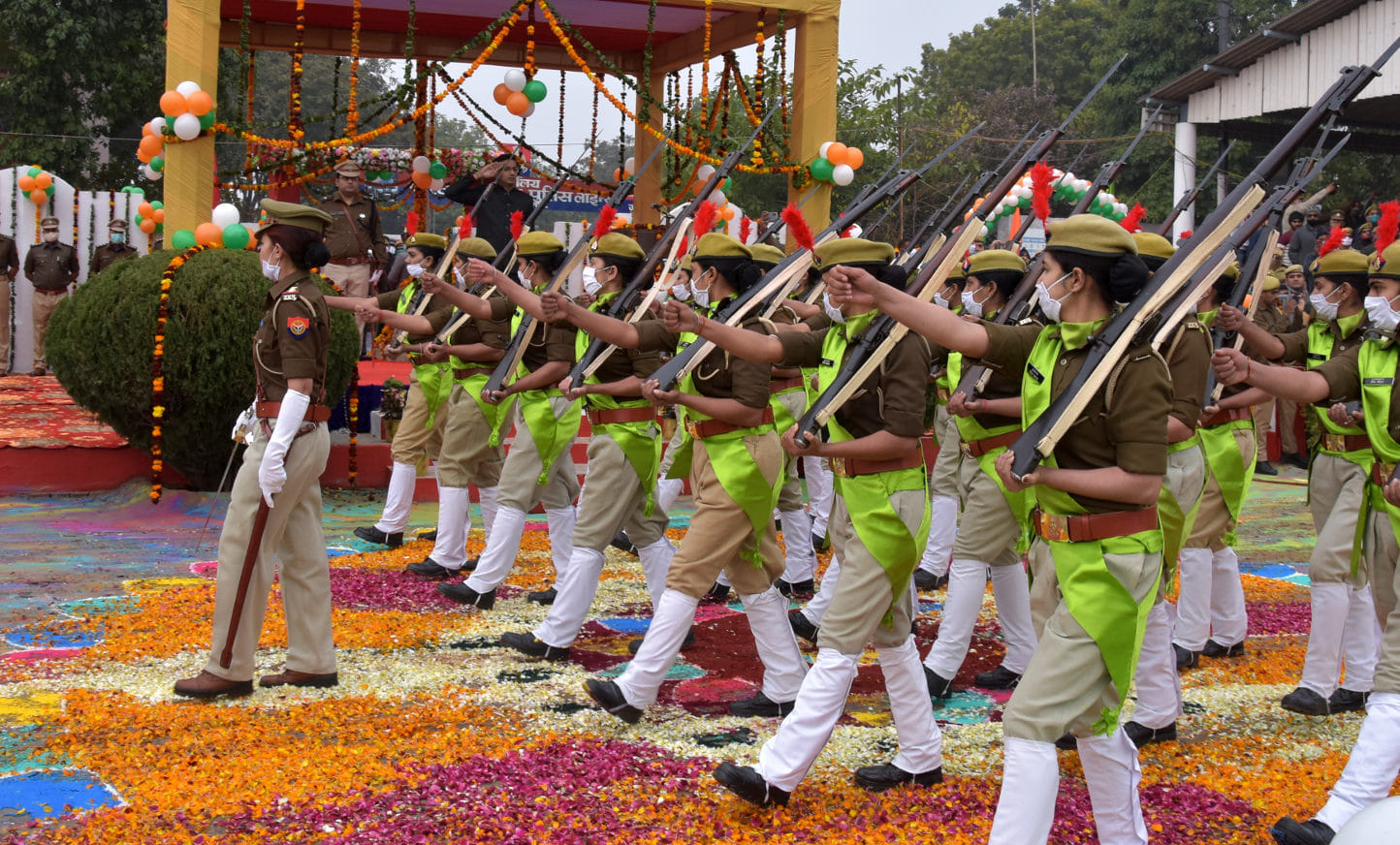 गणतंत्र दिवस पर पुलिस लाइन में परेड़ में भाग लेते पुलिस कर्मी गणतंत्र दिवस पर पुलिस लाइन में परेड़ में भाग लेते पुलिस कर्मी