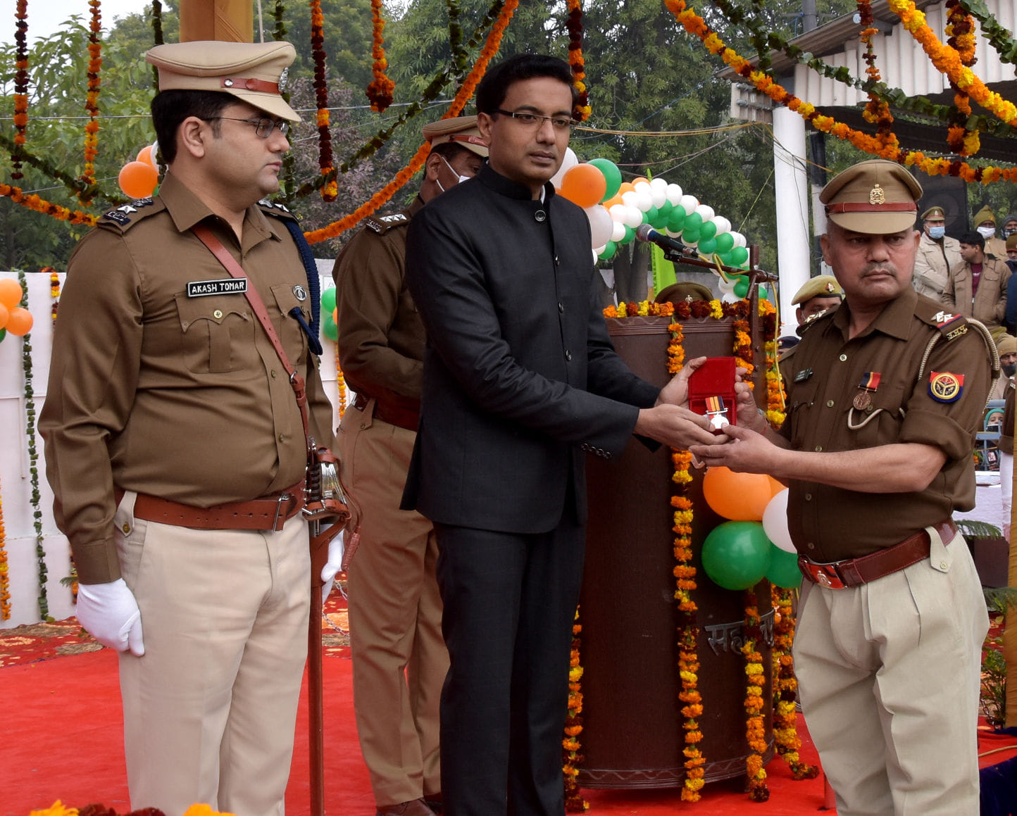 गणतंत्र दिवस पर पुलिस लाइन में पुलिस कर्मी को मेडल प्रदान करते कमिश्नर गणतंत्र दिवस पर पुलिस लाइन में पुलिस कर्मी को मेडल प्रदान करते कमिश्नर