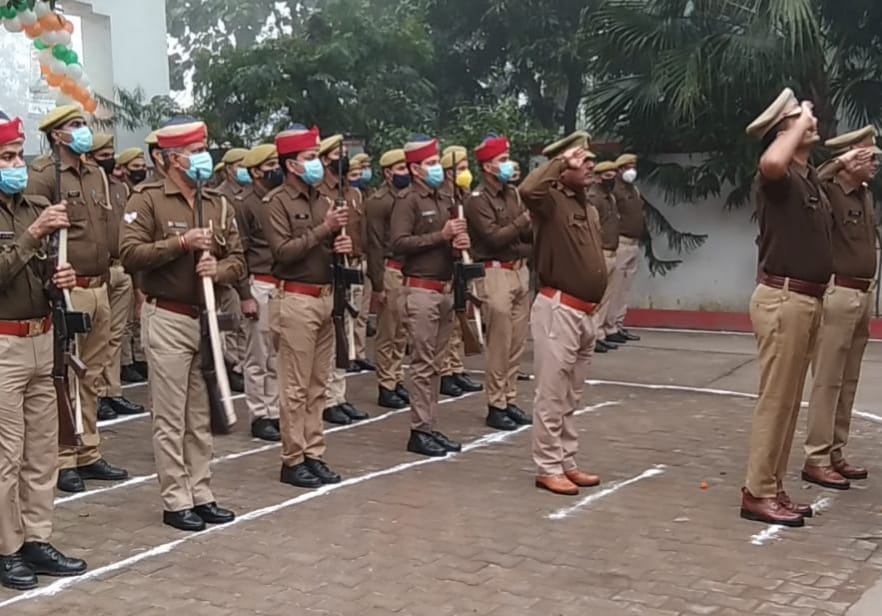 जानसठ कोतवाली में ध्वजारोहण करते सीओ जानसठ कोतवाली में ध्वजारोहण करते सीओ