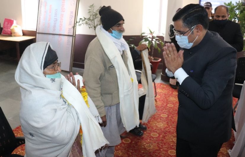 रुद्रपुर कलक्ट्रेट में स्वतंत्रता सेनानी के उत्तराधिकारियों को सम्मानित करते डीएम। रुद्रपुर कलक्ट्रेट में स्वतंत्रता सेनानी के उत्तराधिकारियों को सम्मानित करते डीएम।