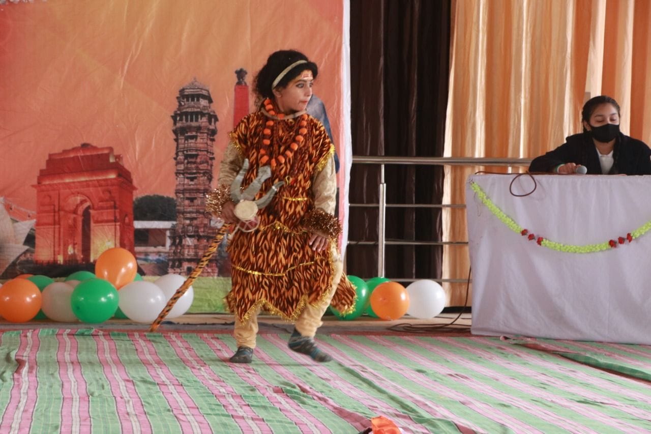 भोले शंकर का रूप धरकर कार्यक्रम प्रस्तुत करती छात्रा। संवाद भोले शंकर का रूप धरकर कार्यक्रम प्रस्तुत करती छात्रा। संवाद