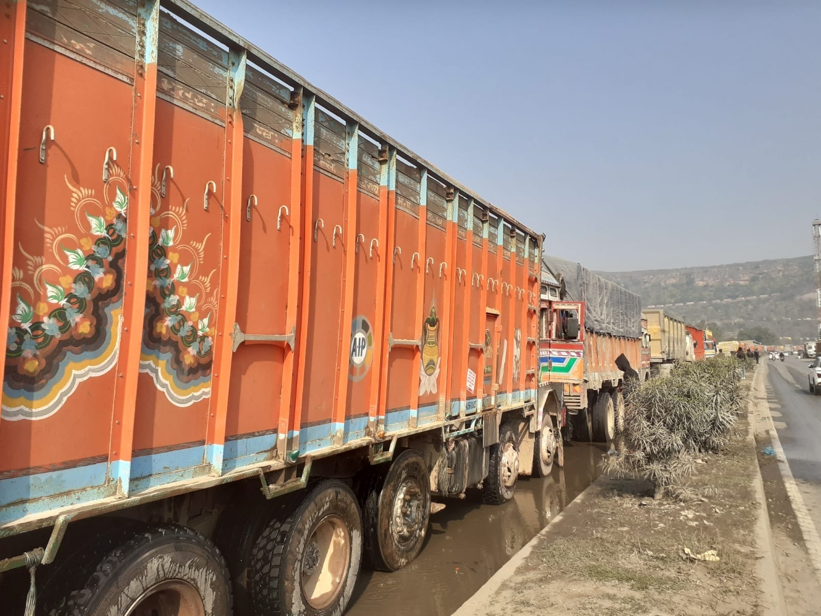 शक्तिनगर वाराणसी राजमार्ग स्थित मारकुंडी में लगा वाहनों से जाम। शक्तिनगर वाराणसी राजमार्ग स्थित मारकुंडी में लगा वाहनों से जाम।