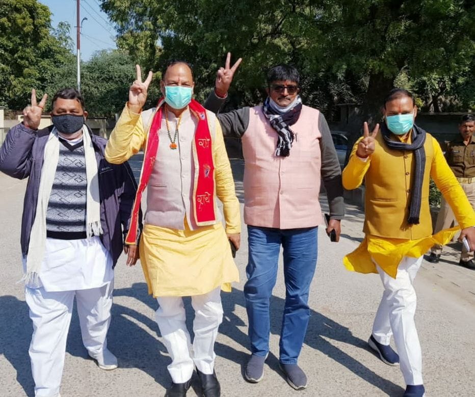 नामांकन करने जाते विधायक सत्यपाल सिंह राठौर।संवाद नामांकन करने जाते विधायक सत्यपाल सिंह राठौर।संवाद