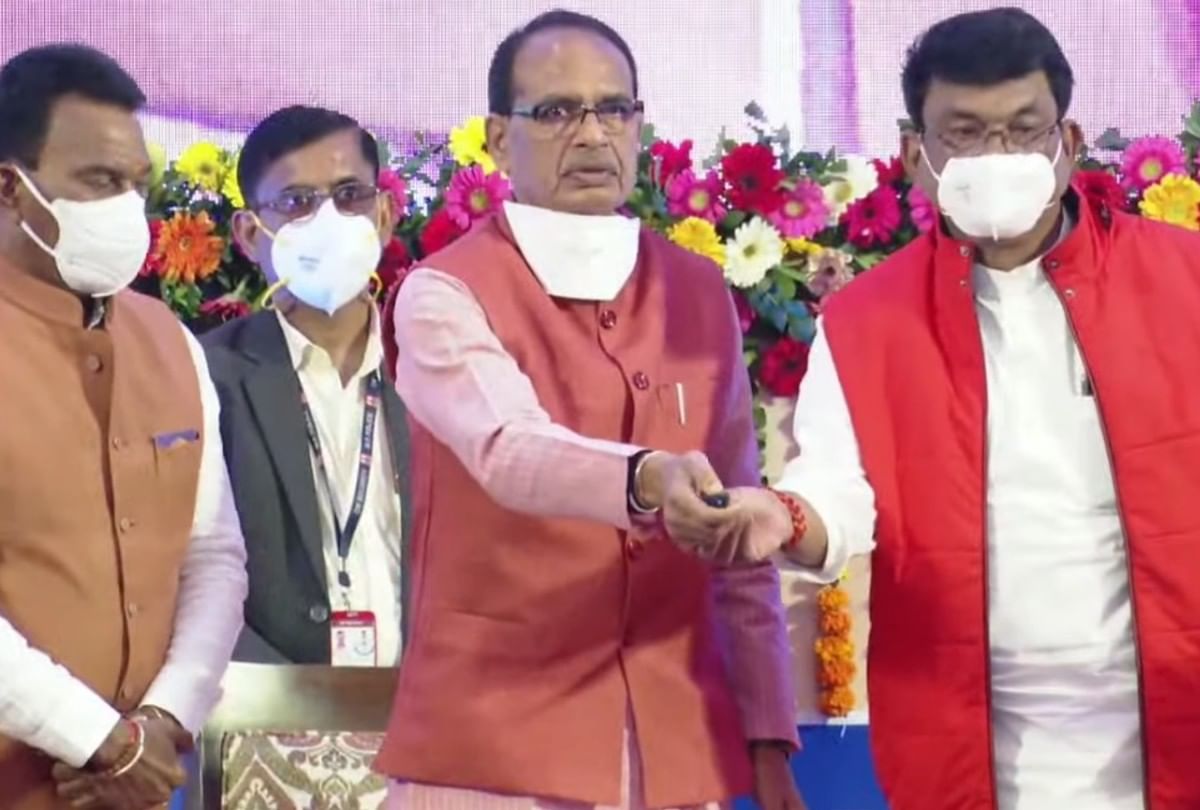 PMYG योजना के हितग्राहियों को किश्त का वितरण करते सीएम चौहान