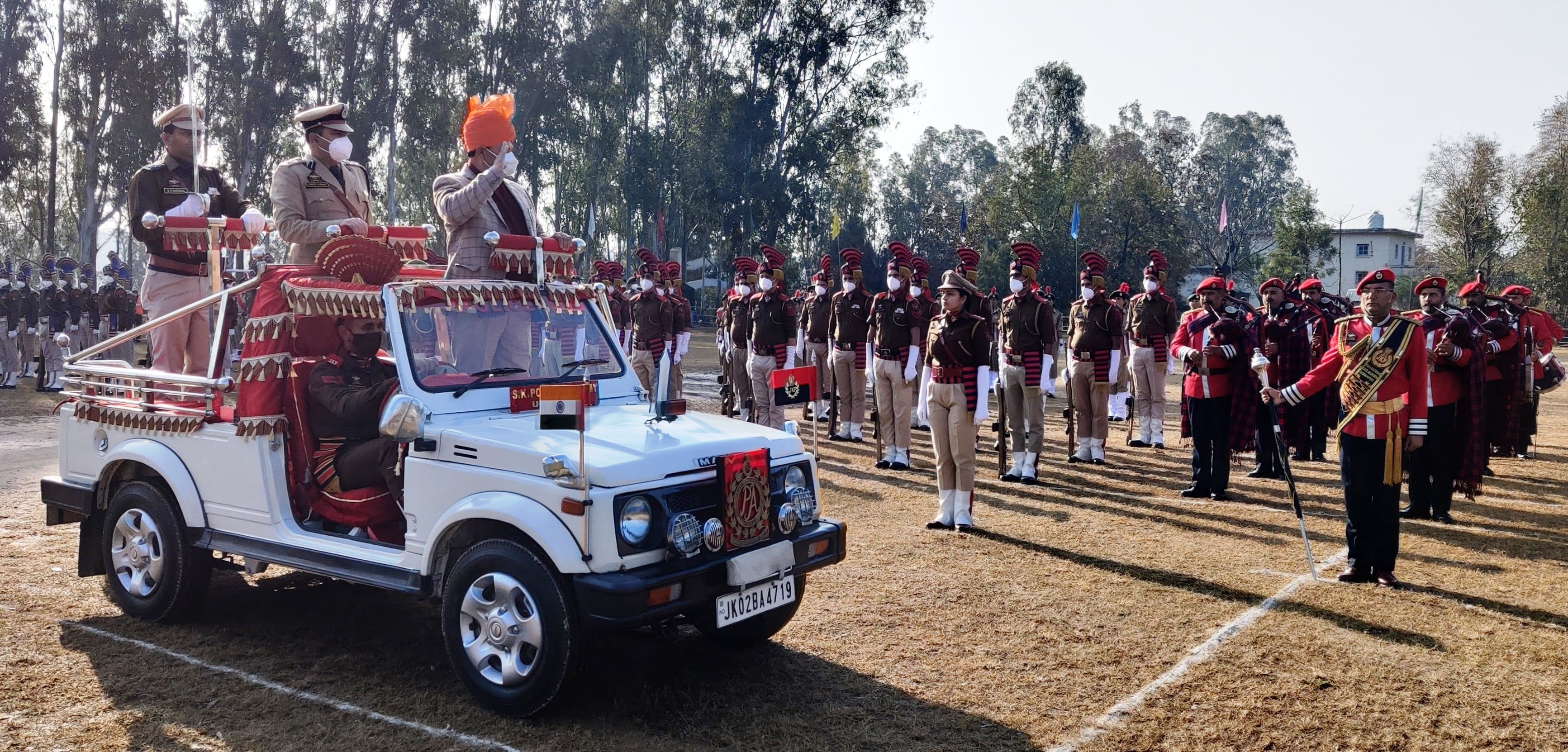 उधमपुर: परेड का निरीक्षण करते मुख्य अतिथि. उधमपुर: परेड का निरीक्षण करते मुख्य अतिथि.