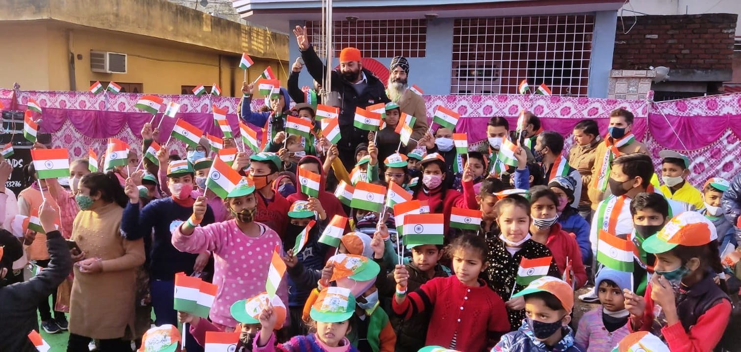 उधमपुर: आदर्श कॉलोनी स्थित खालसा टीम द्वारा फहराया गया तिरंगा उधमपुर: आदर्श कॉलोनी स्थित खालसा टीम द्वारा फहराया गया तिरंगा