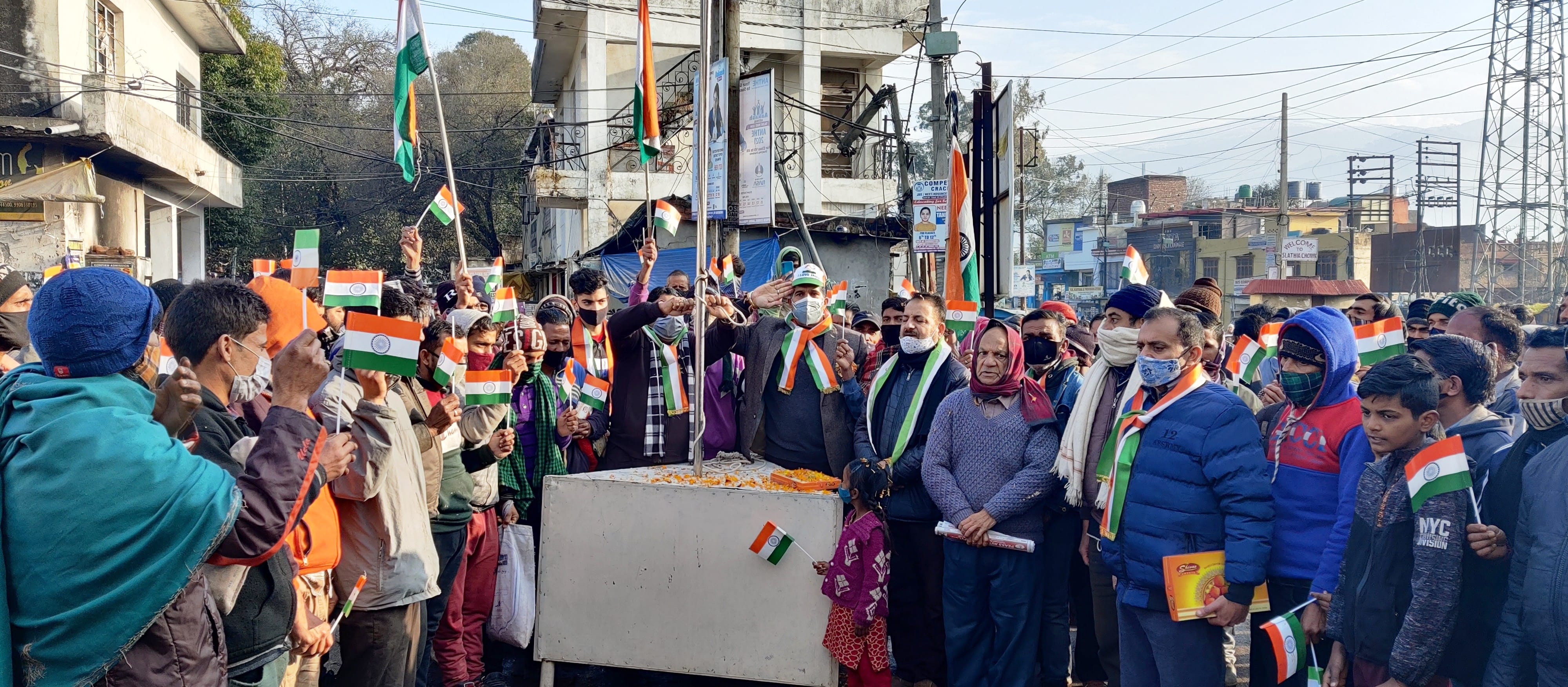 उधमपुर: सलाथिया चौक पर वार्ड नंबर 6 के पार्षद विक्रम सलाफिया झंडा फहराते हुए. उधमपुर: सलाथिया चौक पर वार्ड नंबर 6 के पार्षद विक्रम सलाफिया झंडा फहराते हुए.