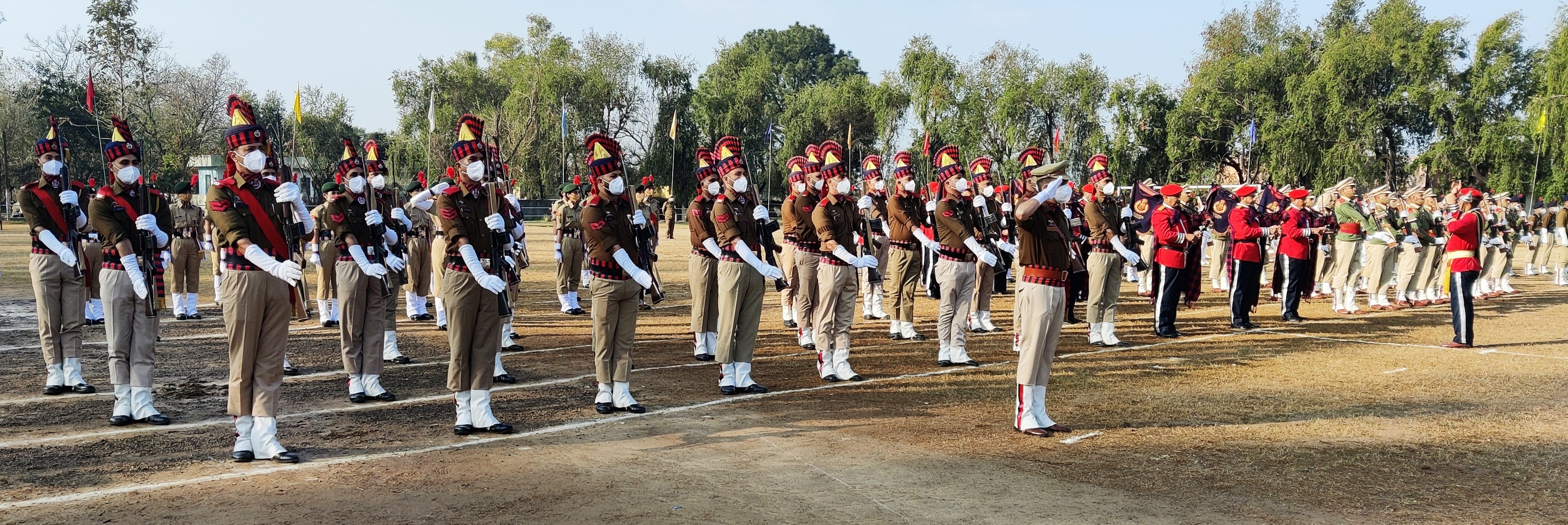 उधमपुर: राष्ट्रीय सैलूट में सलामी देते पुलिस के जवान. उधमपुर: राष्ट्रीय सैलूट में सलामी देते पुलिस के जवान.
