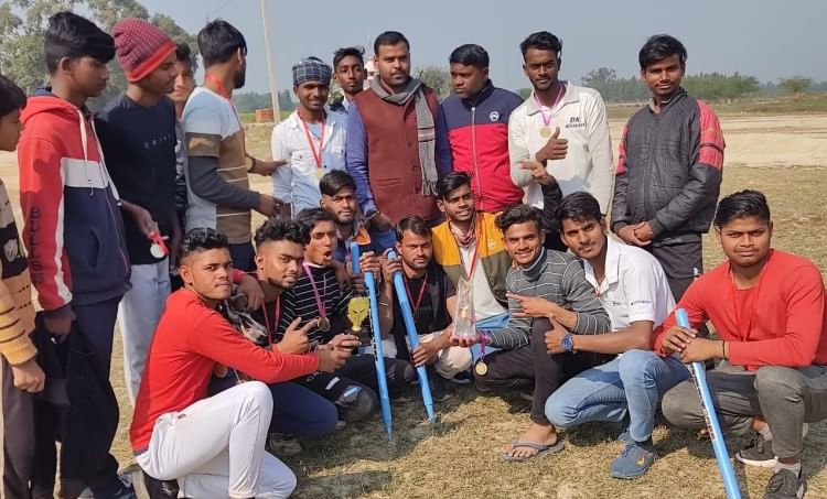 क्रिकेट मैच जीत दर्ज कराने के बाद विक्ट्री चिन्ह दिखाते असोहा टीम के खिलाड़ी। संवाद