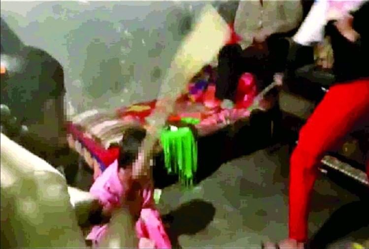 दिल्ली में दरिंदगी की हदें पार: महिला को पीटकर किया अधमरा, कैंची-उस्तरे से काटे बाल, वायरल वीडियो उड़ा देगा आपके होश Delhi vivek vihar