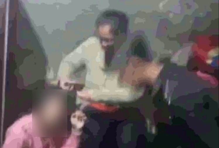 दिल्ली में दरिंदगी की हदें पार: महिला को पीटकर किया अधमरा, कैंची-उस्तरे से काटे बाल, वायरल वीडियो उड़ा देगा आपके होश पीड़िता के बाल काटे