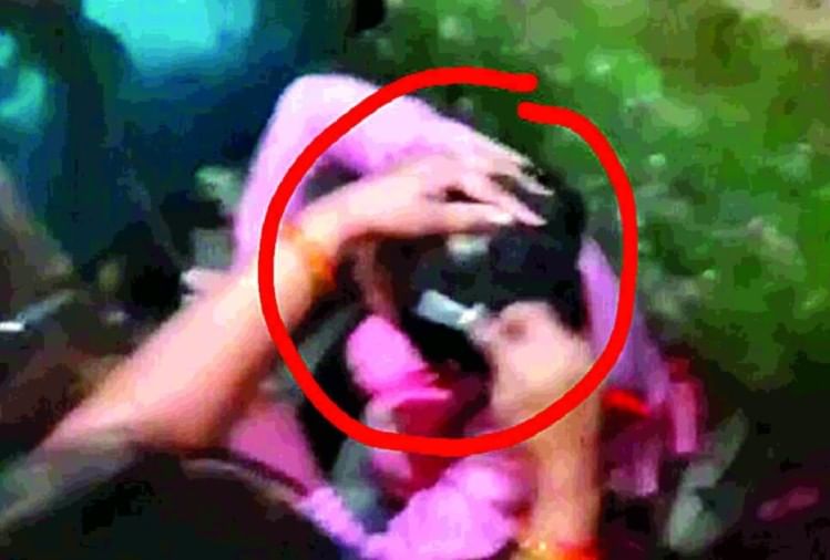 दिल्ली में दरिंदगी की हदें पार: महिला को पीटकर किया अधमरा, कैंची-उस्तरे से काटे बाल, वायरल वीडियो उड़ा देगा आपके होश महिला का उस्तरे से बाल छीलते आरोपी