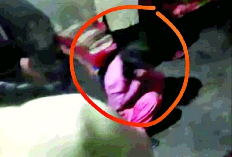 दिल्ली में दरिंदगी की हदें पार: महिला को पीटकर किया अधमरा, कैंची-उस्तरे से काटे बाल, वायरल वीडियो उड़ा देगा आपके होश सहमी बैठी पीड़िता